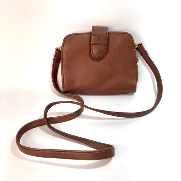 Liz Claiborne Handbags - Vintage Liz Claiborne Accessories Tan Leather Crossbody Bag